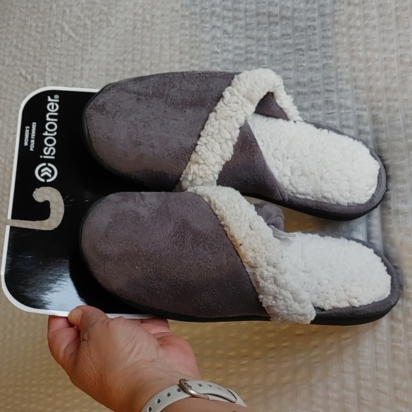 🍁NWT WOMEN'S ISOTONER FAUX SUEDE/SHERPA SLIPPERS - Picture 1 of 5